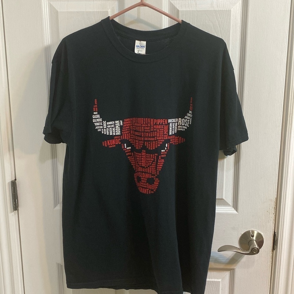 BULLS T-shirt 100% Heavy Cotton Chicago Tee Men's LARGE Black Red Basketball